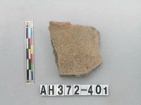 藏品(灰褐色粗砂陶口緣)的圖片